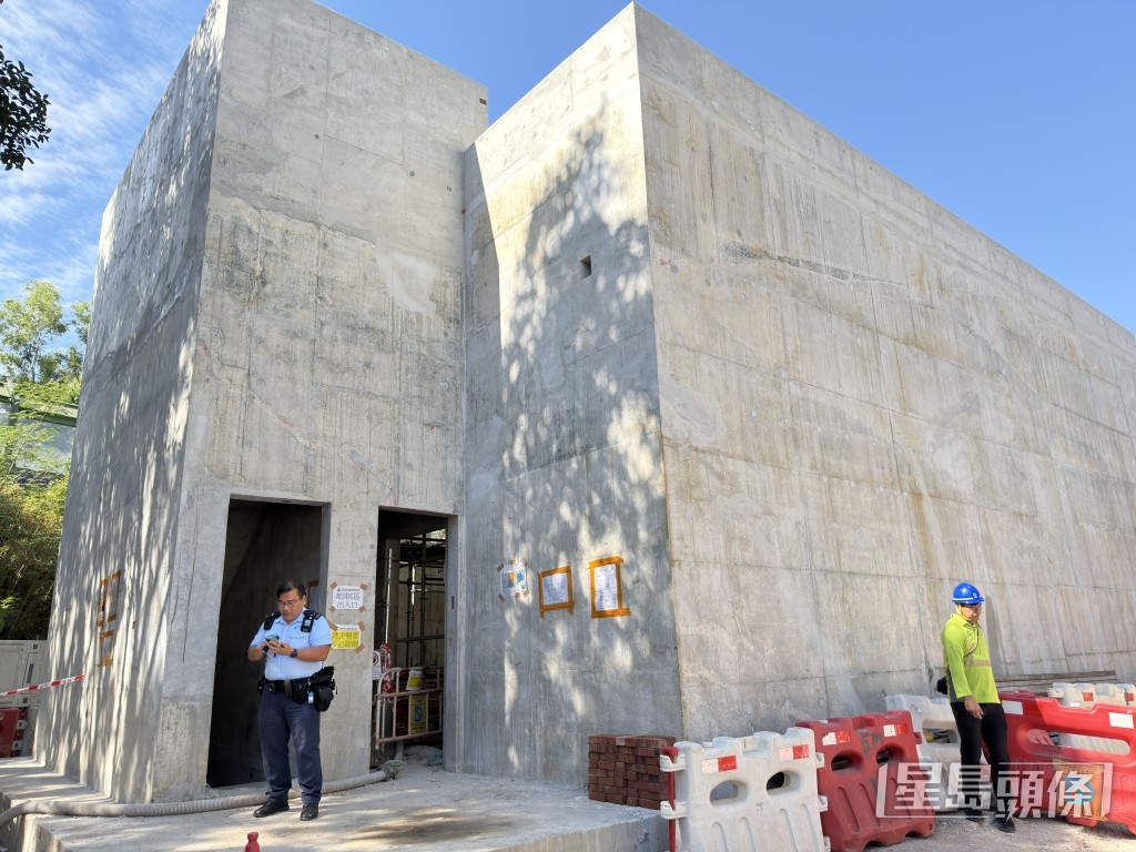 西貢窩美正在建造中的污水處理設施的工地發生工業意外。 西貢窩美正在建造中的污水處理設施的工地發生工業意外。