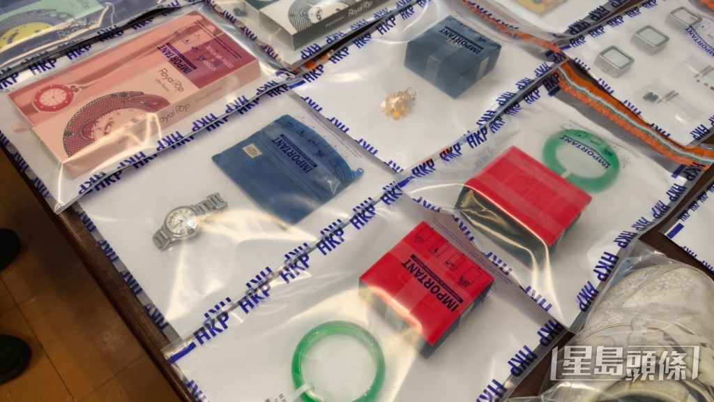 警方檢獲一批懷疑高仿名牌首飾。 警方檢獲一批懷疑高仿名牌首飾。