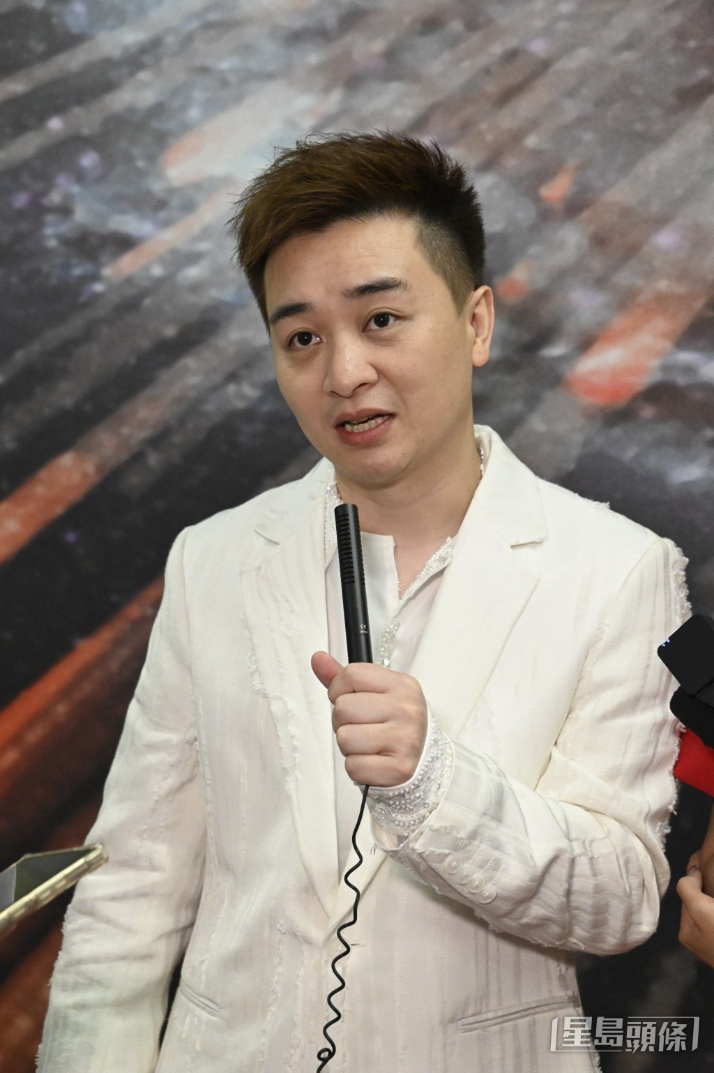 譚輝智表示張與辰入行較早,所以是自己前輩。 譚輝智表示張與辰入行較早,所以是自己前輩。