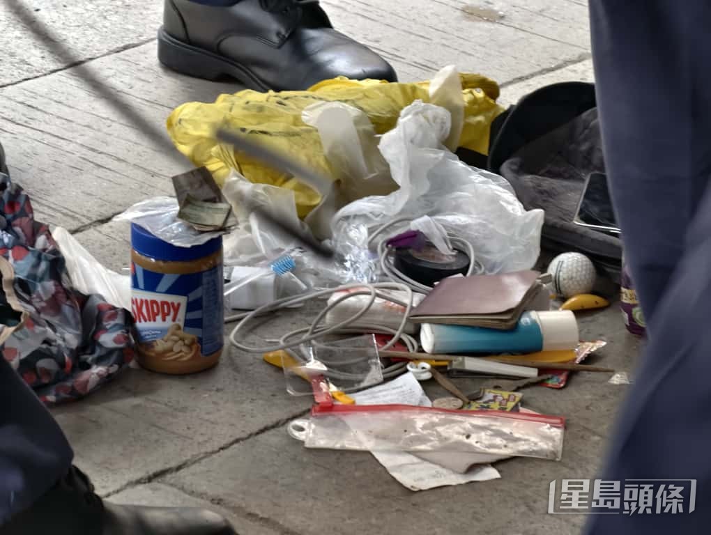 警員檢視死者隨身物品。
