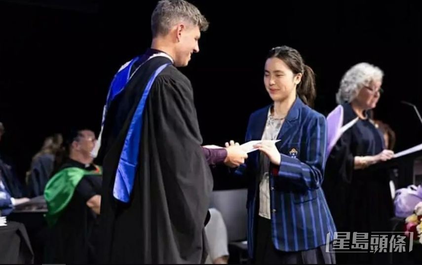 Chantel在奧克蘭拔萃女子學校畢業時奪得「Academic High Distinction」。