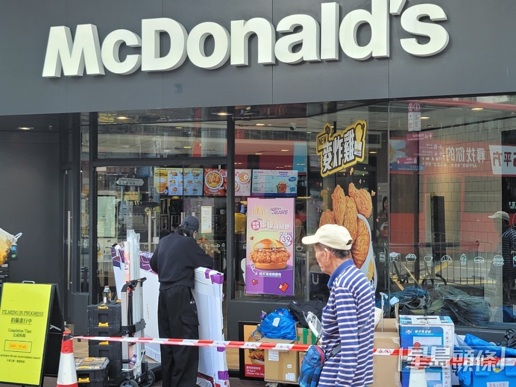 店外圍住禁一般人入內 店外圍住禁一般人入內
