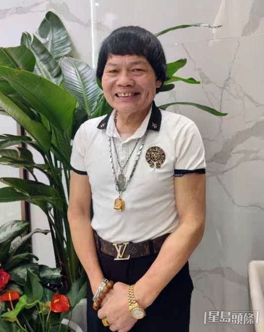 八両金雖然畀前妻搞到好煩,但都要保持笑容繼續工作。 八両金雖然畀前妻搞到好煩,但都要保持笑容繼續工作。