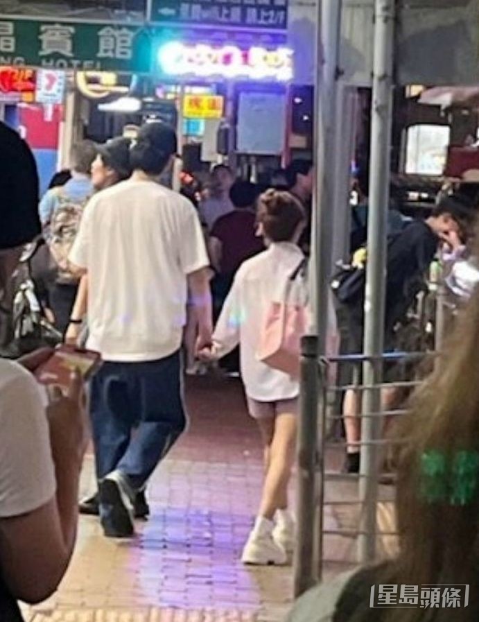 Yuki和Kris曾被影到拖手行街。 Yuki和Kris曾被影到拖手行街。