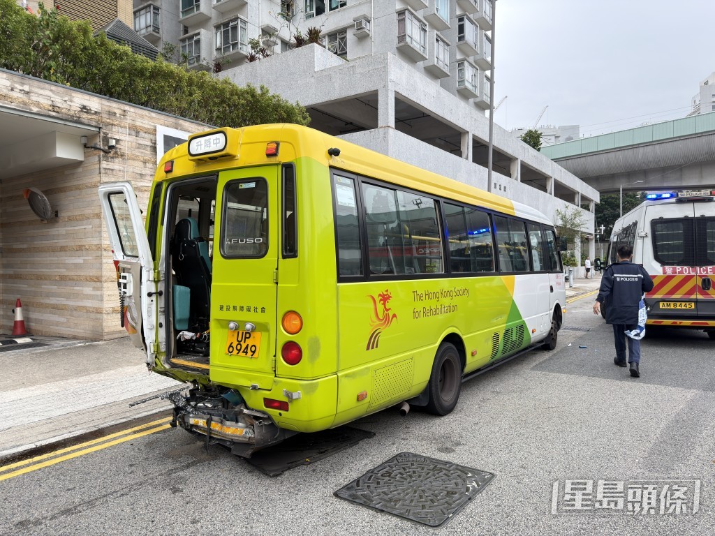 復康巴士車尾被撞毀。 復康巴士車尾被撞毀。
