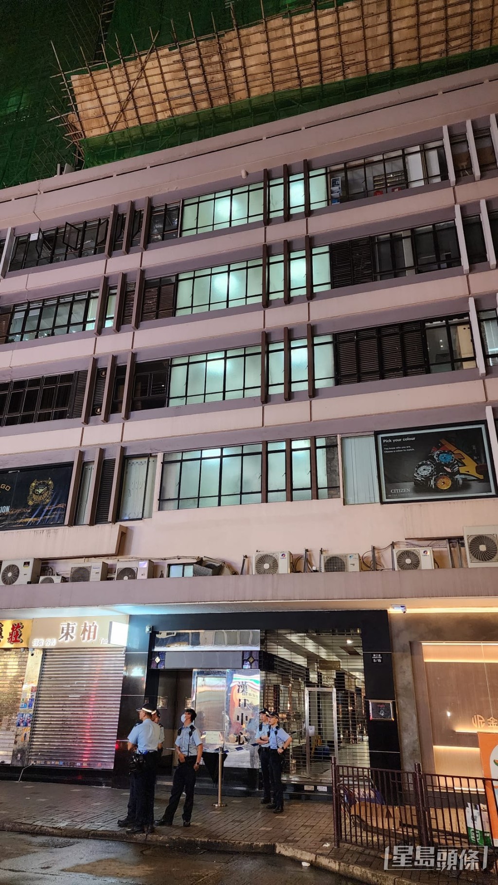 周一(4日)晚上10時半左右,一名在尖沙咀金舖工作的男職員,於準備打烊期間遭遇惡漢伏擊。黎志偉攝 周一(4日)晚上10時半左右,一名在尖沙咀金舖工作的男職員,於準備打烊期間遭遇惡漢伏擊。黎志偉攝