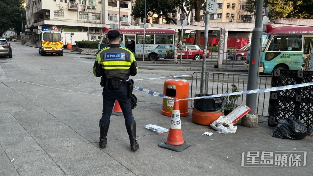 警員在路邊一個垃圾桶內，搜獲大約50粒懷疑依托咪酯（俗稱「太空油」）。