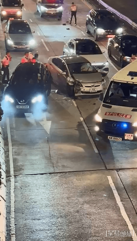 有警員擎槍。