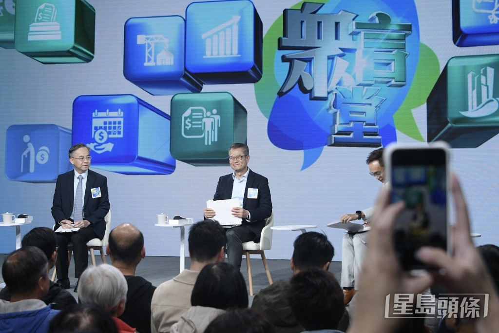 陳茂波出席電台節目，與市民直接交流意見。