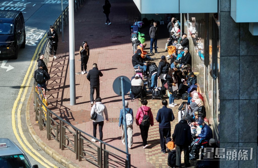 粵車南下上月開始實施，內地駕駛者須持有香港駕駛執照方能申請，令運輸署「免試簽發香港駕駛執照」、即俗稱「吸牌」需求上升，金鐘牌照事務處外近日更出現通宵排隊亂象。