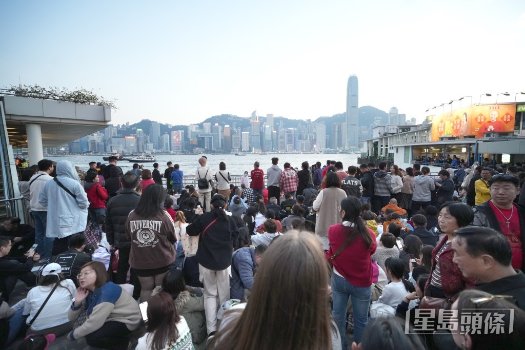 大批市民在尖沙咀等候觀賞煙花。 劉駿軒攝 大批市民在尖沙咀等候觀賞煙花。 劉駿軒攝