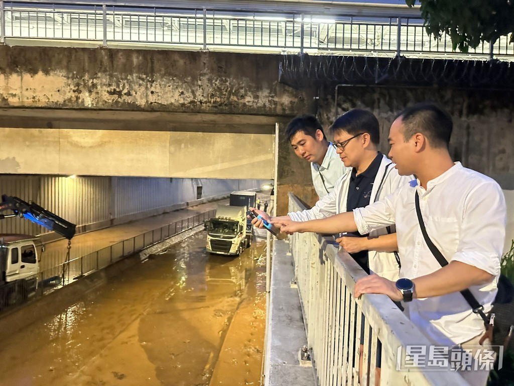 陈克勤赞扬现届政府天灾处理工作的效率。图为他早前探访受影响地区及居民。（陈克勤fb图片）