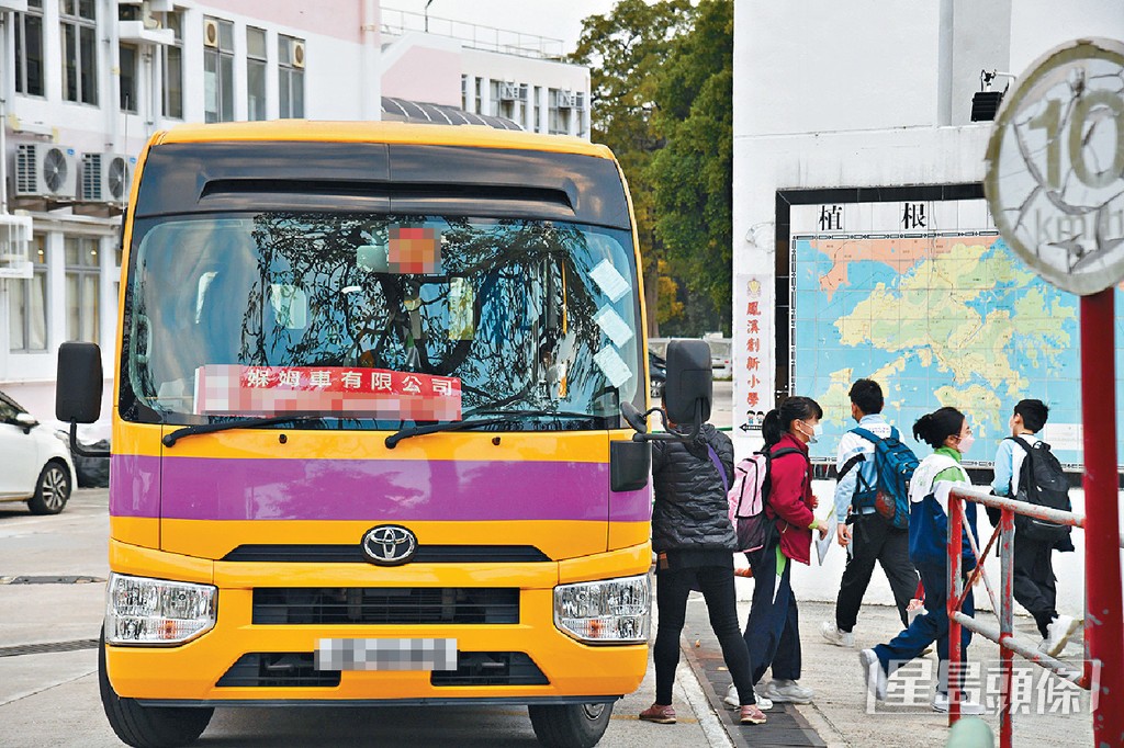由於蓮塘香園圍口岸暫停服務，有13輛跨境校巴需要改用其他陸路口岸，有325名學童受影響。資料圖片