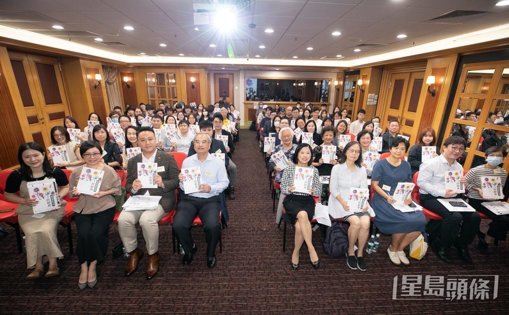 去年10月,馮明穗與研究中心團隊出版《照顧者實用資訊手冊》,為照顧者提供更全面的資訊。 去年10月,馮明穗與研究中心團隊出版《照顧者實用資訊手冊》,為照顧者提供更全面的資訊。