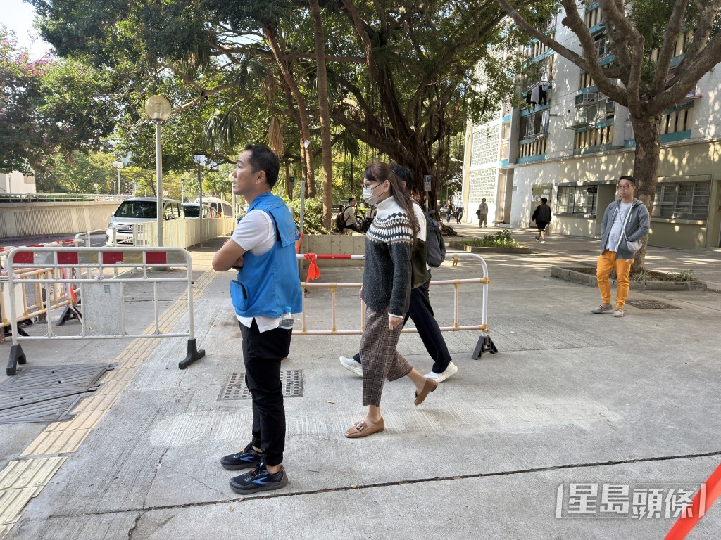 今早不少死者家屬到社區會堂採樣作辨認遺體之用。梁國峰攝 今早不少死者家屬到社區會堂採樣作辨認遺體之用。梁國峰攝