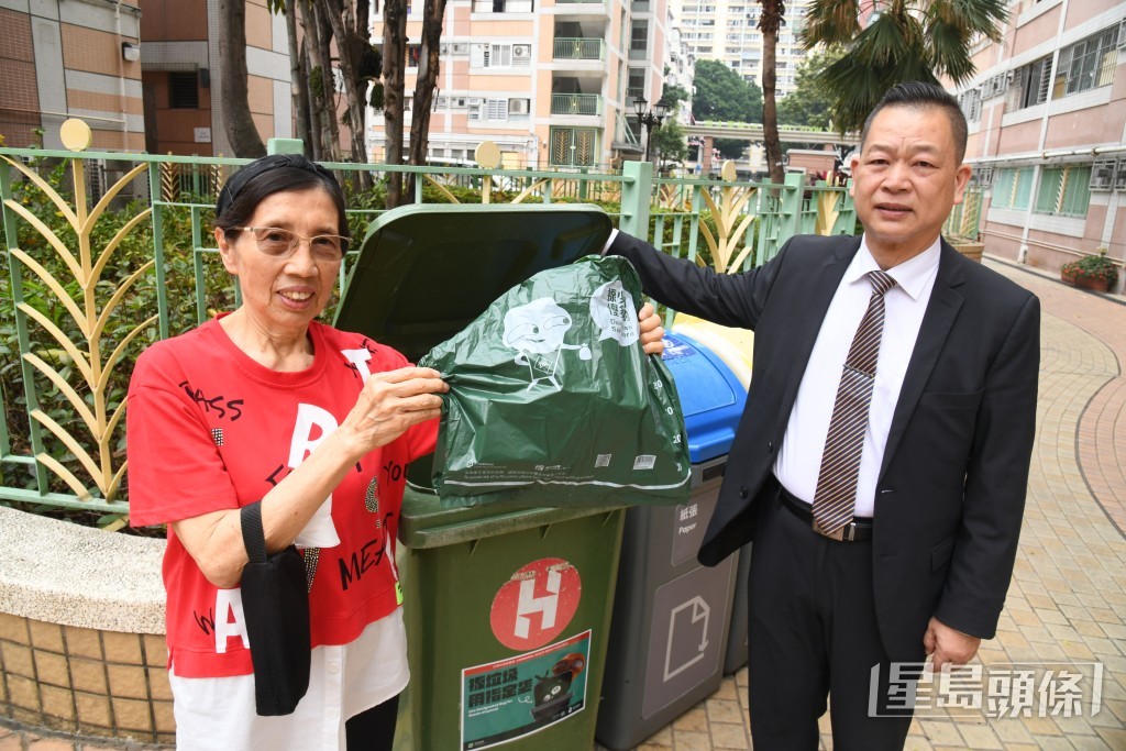 荃灣區議員古揚邦（右）及荃灣滿樂大廈安寧樓住戶唐太（左）。何健勇攝