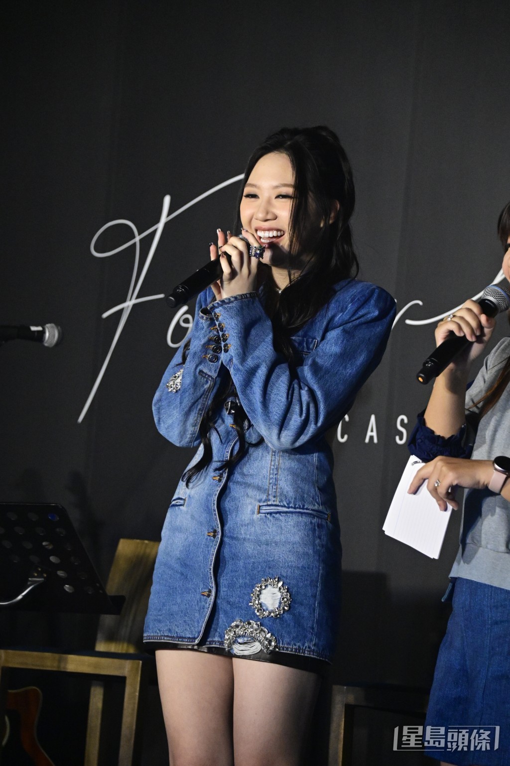 唱作歌手甄濟如（Jasmine）今晚（18日）於中環為明天推出的新歌《Forever 19》舉行發佈會。