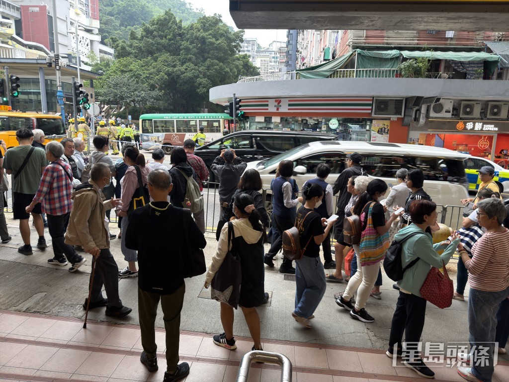 現場行人熙來攘往。 現場行人熙來攘往。