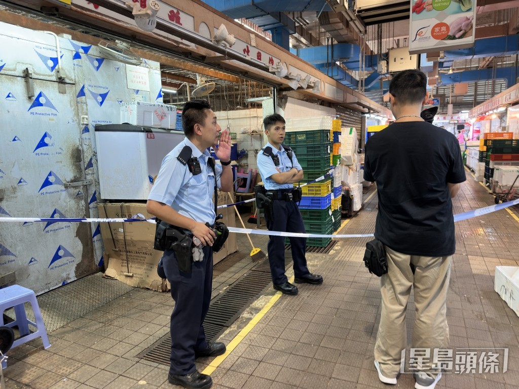 疑兇逃走至北河街街市一樓被制服,警員圍封調查。梁國峰攝 疑兇逃走至北河街街市一樓被制服,警員圍封調查。梁國峰攝