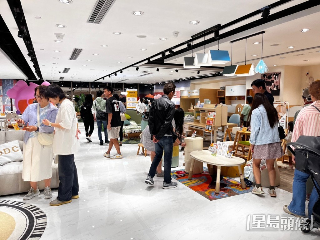 淘寶實體店店內有不少市民選購傢俱。李健威攝 淘寶實體店店內有不少市民選購傢俱。李健威攝