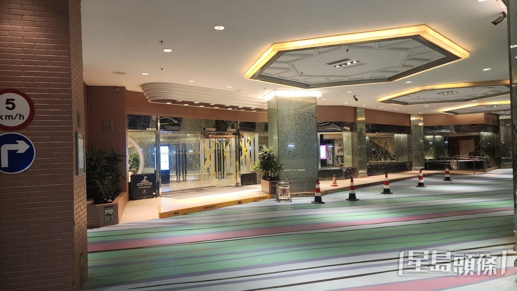 30日晚約九時,警方接獲一名女子報案,指其一名50多歲男友人暈倒在沙浦道一間酒店的房間內,且床上發現血漬。黎志偉攝 30日晚約九時,警方接獲一名女子報案,指其一名50多歲男友人暈倒在沙浦道一間酒店的房間內,且床上發現血漬。黎志偉攝