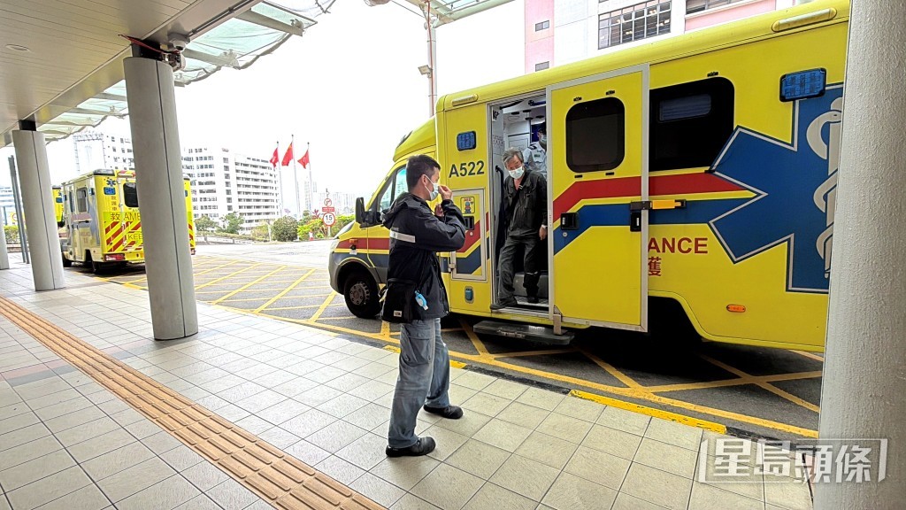 有身穿海事處外套男子到醫院。