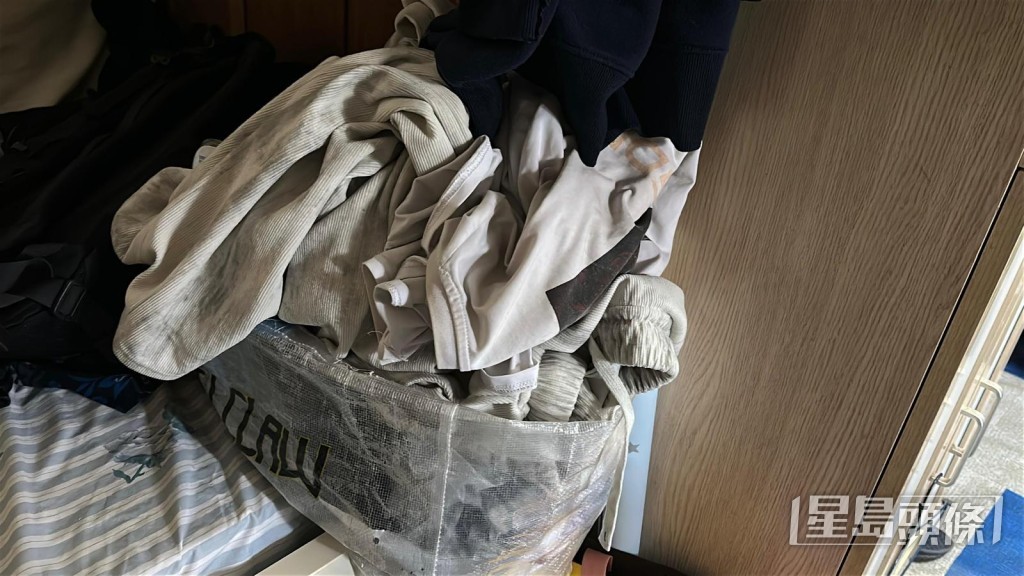 床上放有一袋衫褲。