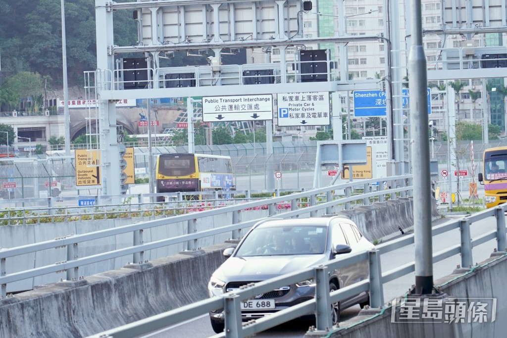 已有超過6,4000輛香港單牌私家車持有有效許可證出行。資料圖片