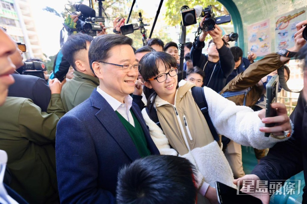 李家超与市民合照。李家超FB 李家超与市民合照。李家超FB