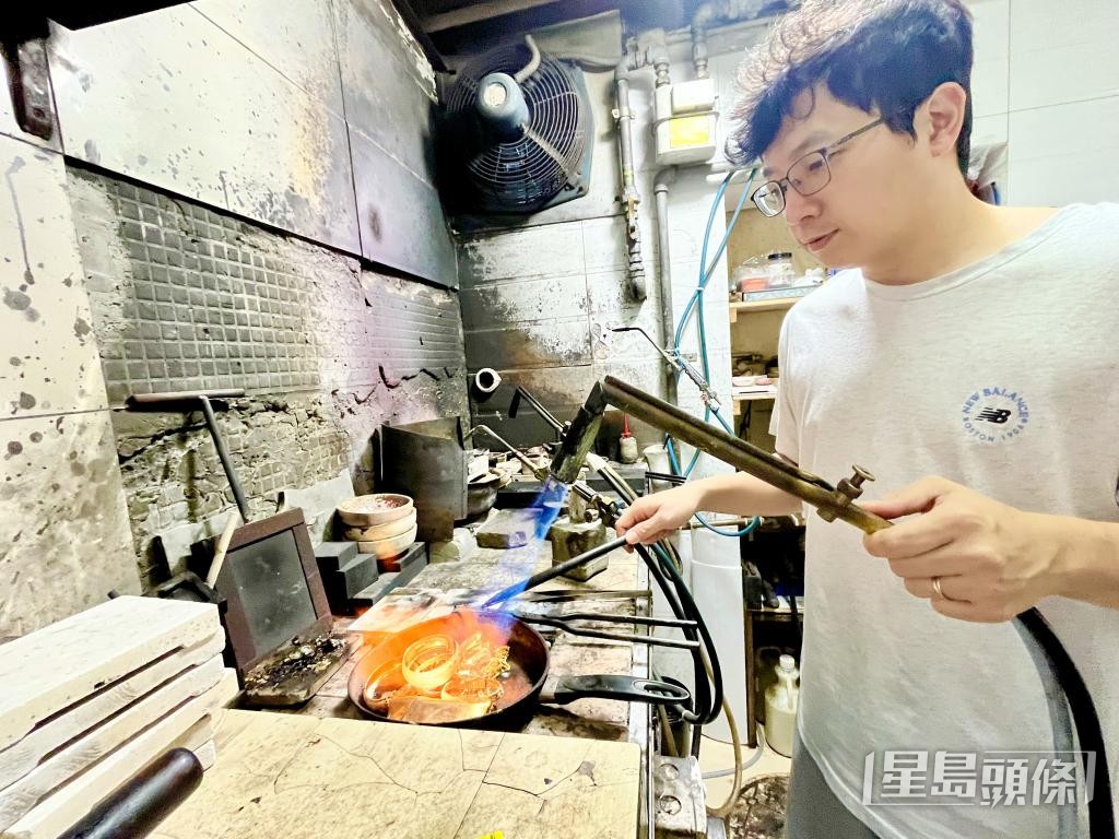 三弟江國民除負責前台工作,也負責熔金及製作金粒。 三弟江國民除負責前台工作,也負責熔金及製作金粒。