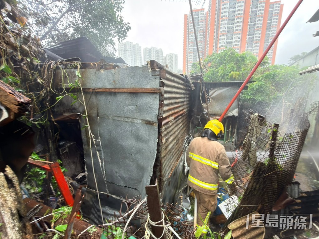 消防仍在場射水降溫。梁國峰攝