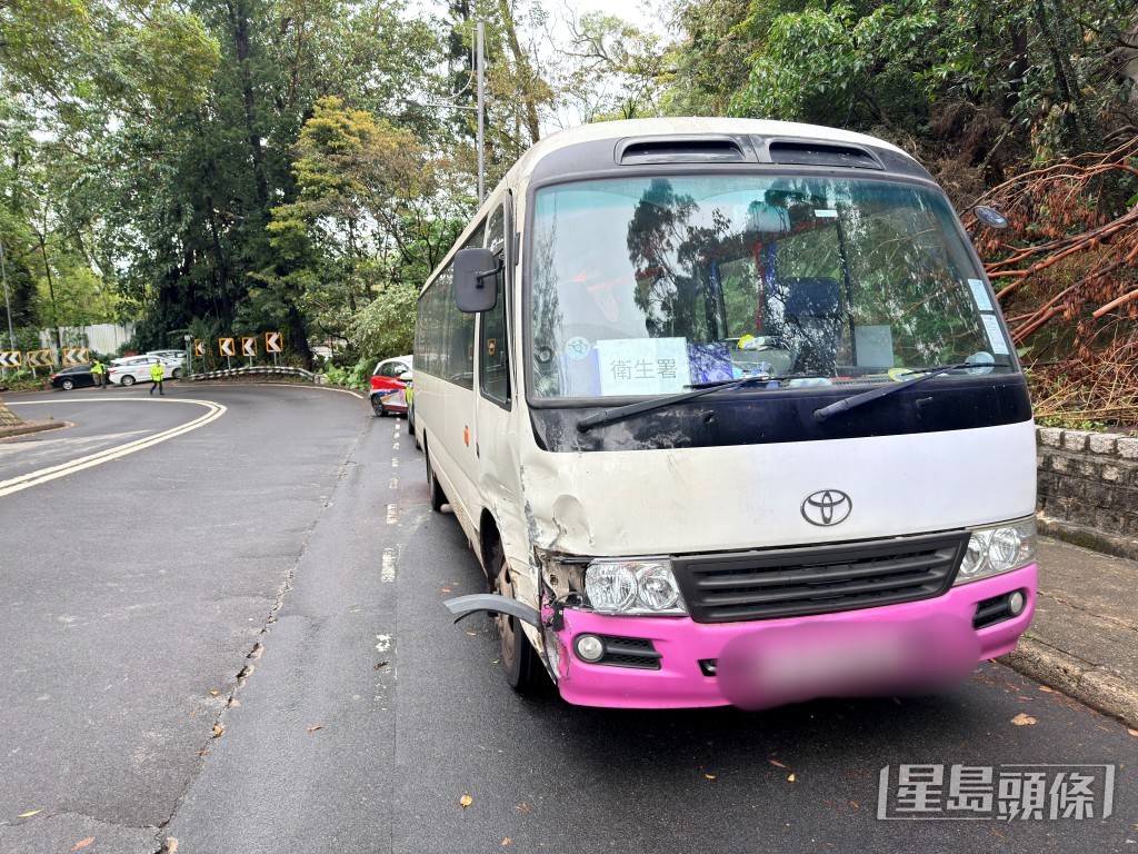 小巴右车头撞毁。梁国峰摄