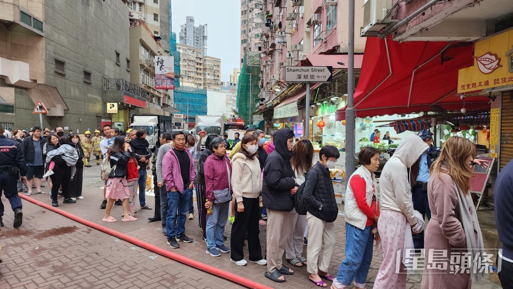 居民疏散到地面後準備登樓善後。黎志偉攝 居民疏散到地面後準備登樓善後。黎志偉攝