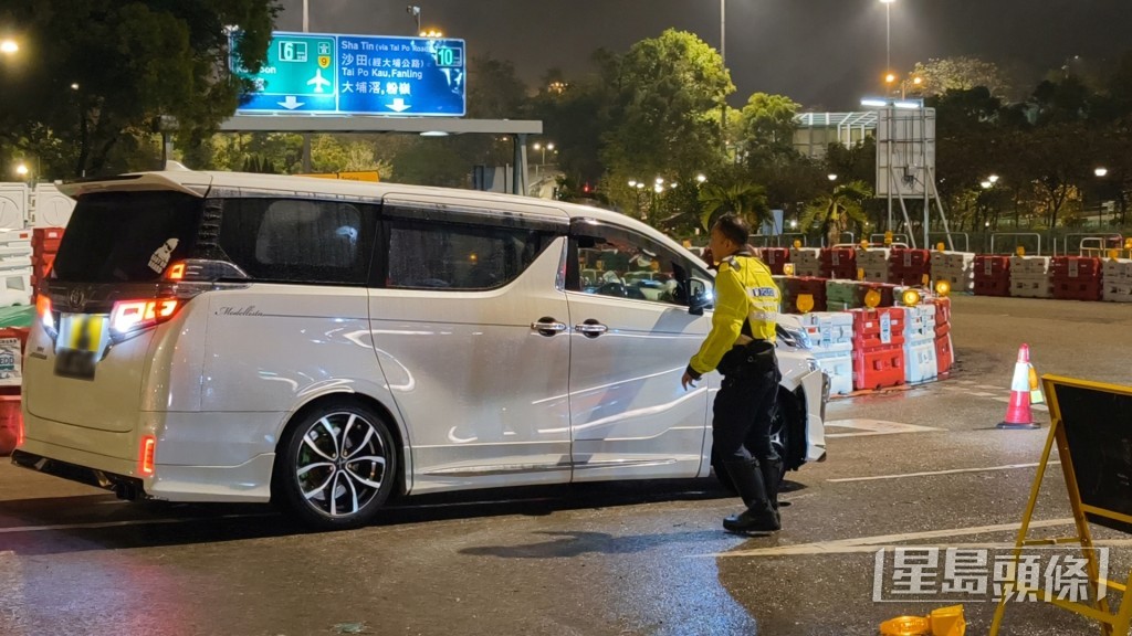 涉案两地牌七人车其后被拖走。 涉案两地牌七人车其后被拖走。