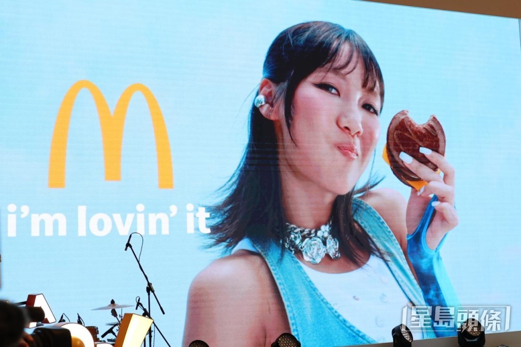 大會還特別安排了她的全新廣告片段首播。 大會還特別安排了她的全新廣告片段首播。