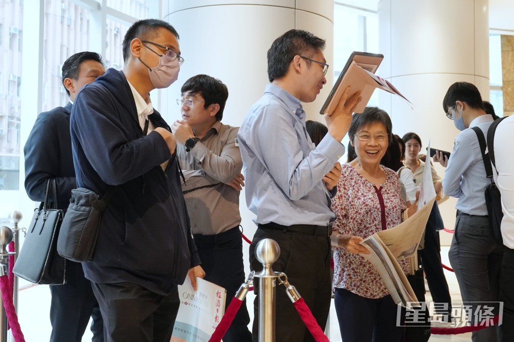 現場仍有不少睇樓客排隊