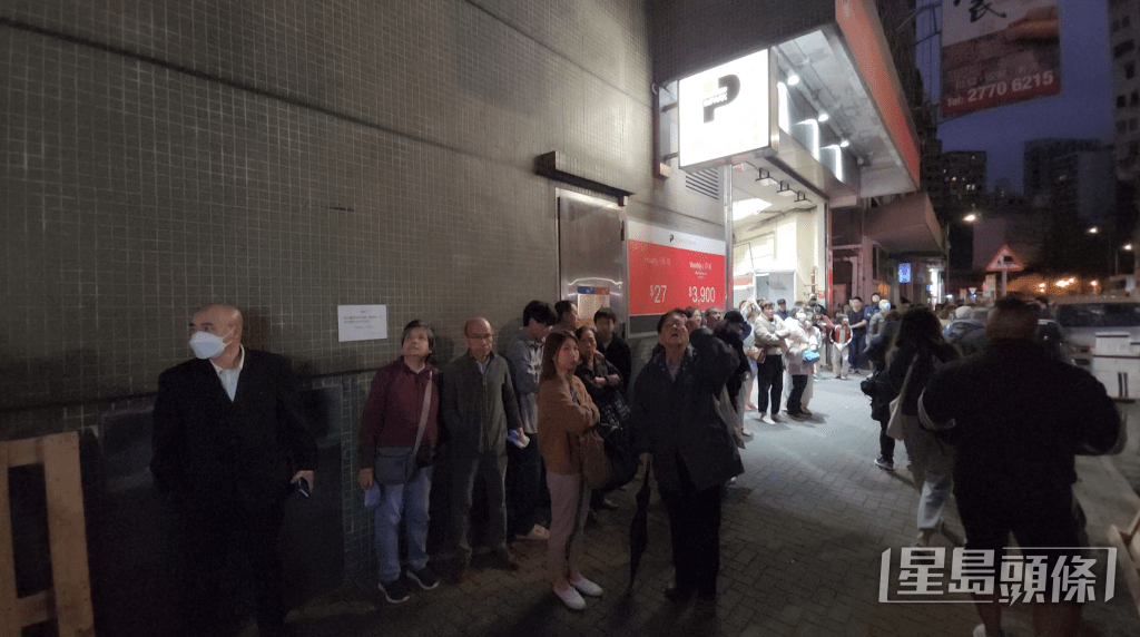 現場有大批市民圍觀。黎志偉攝 現場有大批市民圍觀。黎志偉攝