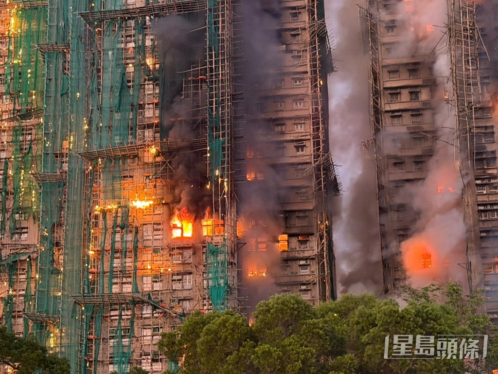 大埔宏福苑宏昌閣發生大火,其後波及旁邊多幢樓宇。曾志恒攝 大埔宏福苑宏昌閣發生大火,其後波及旁邊多幢樓宇。曾志恒攝