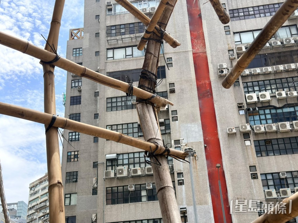 木棚竹支被撞至移位但無甩脫。 木棚竹支被撞至移位但無甩脫。