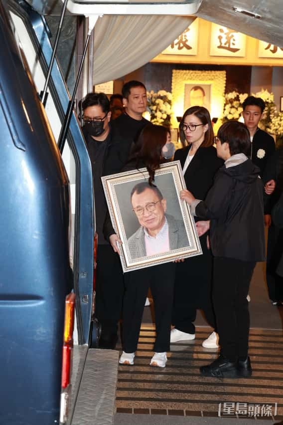 許惠菁老公最近一次公開露面與妻同框,已是許紹雄的喪禮。 許惠菁老公最近一次公開露面與妻同框,已是許紹雄的喪禮。