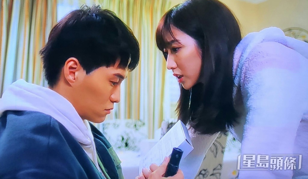 何依婷及胡鸿钧受TVB力捧，演过新版《十月初五的月光》。