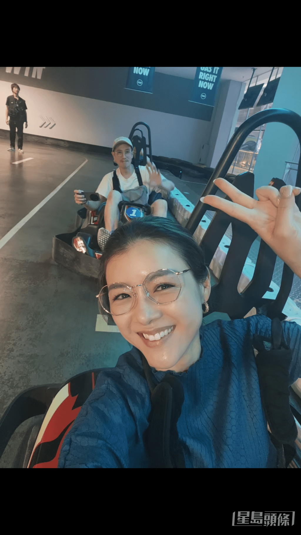 陈豪夫妇亦有落场玩，其间不忘举机记录一家珍贵时刻。