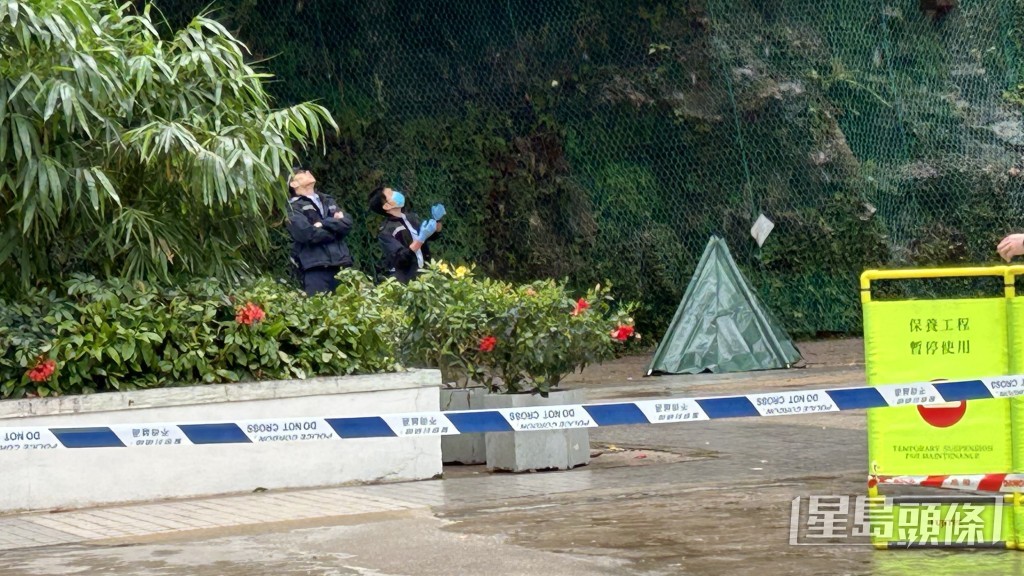 遺體由帳篷遮蓋。