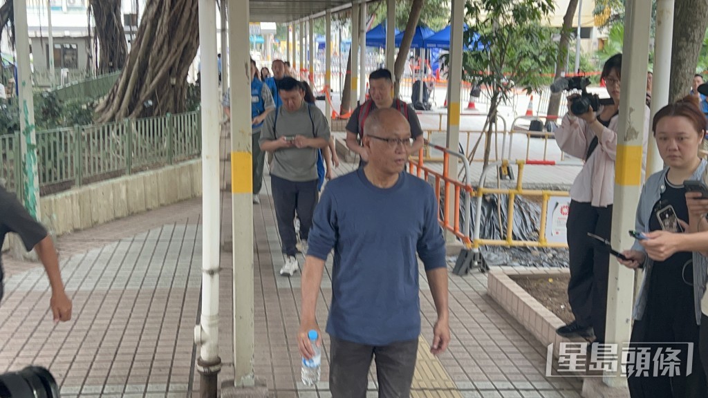葉先生在家園向妻子道別。