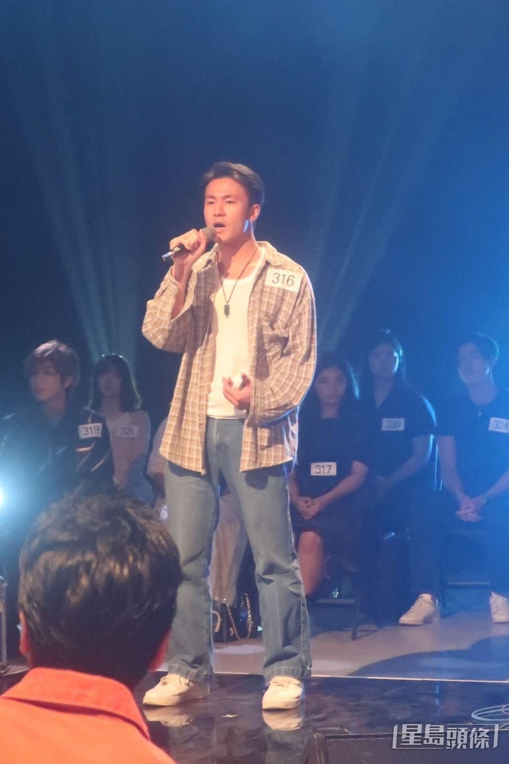 逐一獻唱歌曲展現歌藝。 逐一獻唱歌曲展現歌藝。