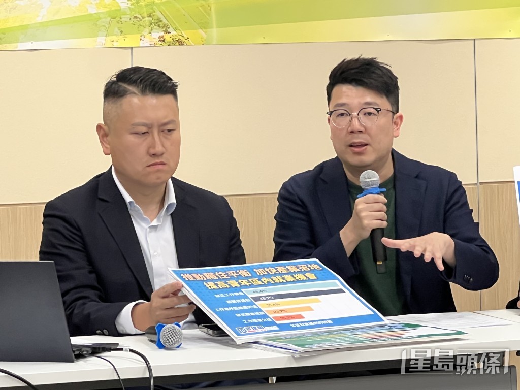 劉國勳(右)指不少海外國家以兩、三層高的樓宇堆砌一個Outlet,若區內居民希望優先發展餐飲旅遊及酒店產業,有地主願意提供土地,他可協助規劃及申請。 劉國勳(右)指不少海外國家以兩、三層高的樓宇堆砌一個Outlet,若區內居民希望優先發展餐飲旅遊及酒店產業,有地主願意提供土地,他可協助規劃及申請。