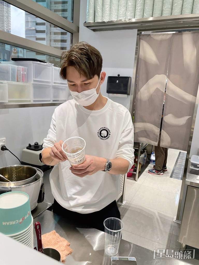 劉威煌不甘遭網絡攻擊而轉行,2017年投資500萬成為台灣茶飲品牌的香港總代理。 劉威煌不甘遭網絡攻擊而轉行,2017年投資500萬成為台灣茶飲品牌的香港總代理。