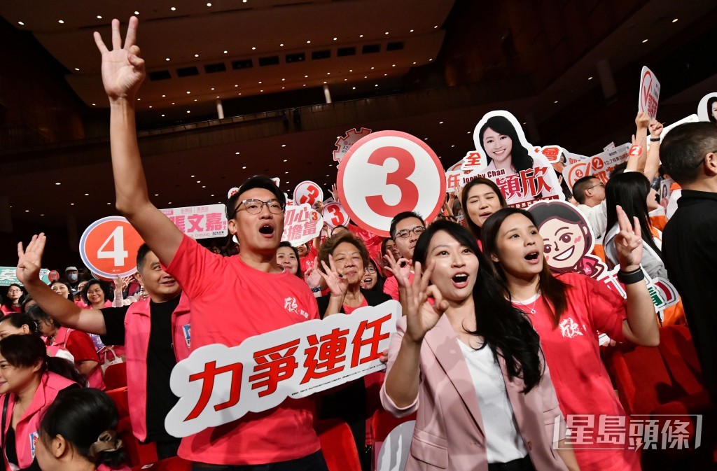 陈颖欣与支持者。
