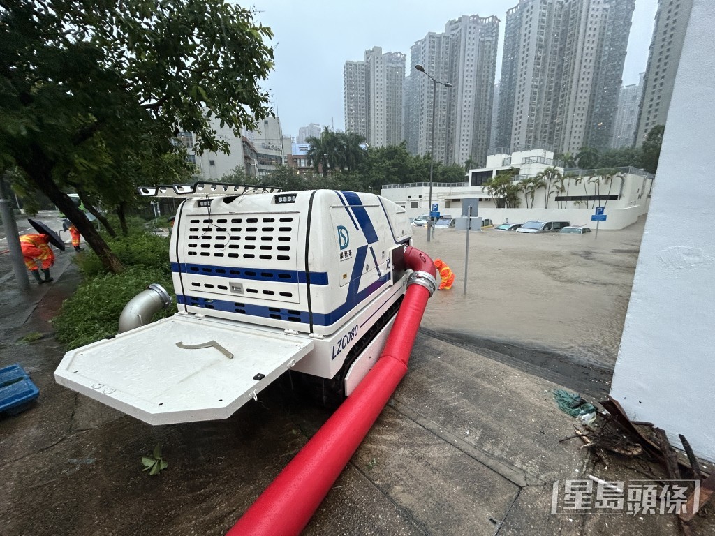渠務署緊急應變隊伍出動強力排水機械人「龍吸水」。 渠務署緊急應變隊伍出動強力排水機械人「龍吸水」。