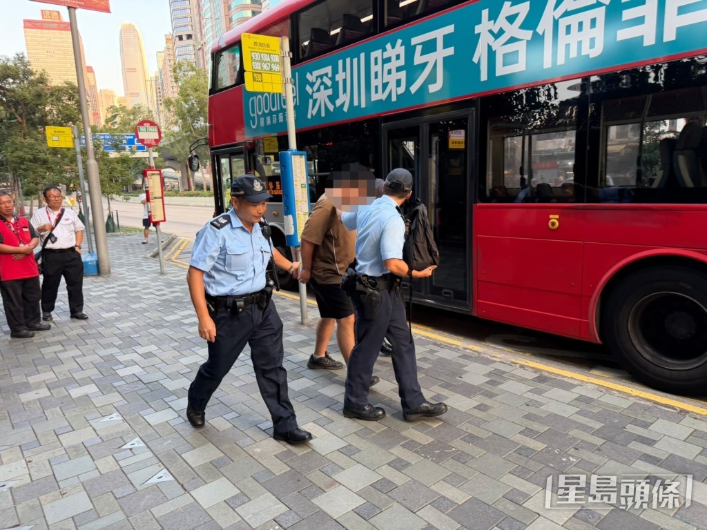 涉案男子被帶走。 涉案男子被帶走。